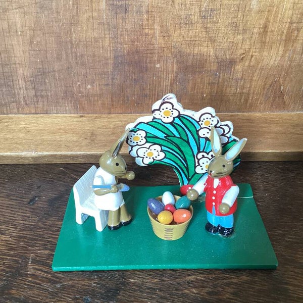 Ertsgebergte hazen echtpaar die eitjes aan het schilderen zijn 8 cm hoog, 10 cm breed