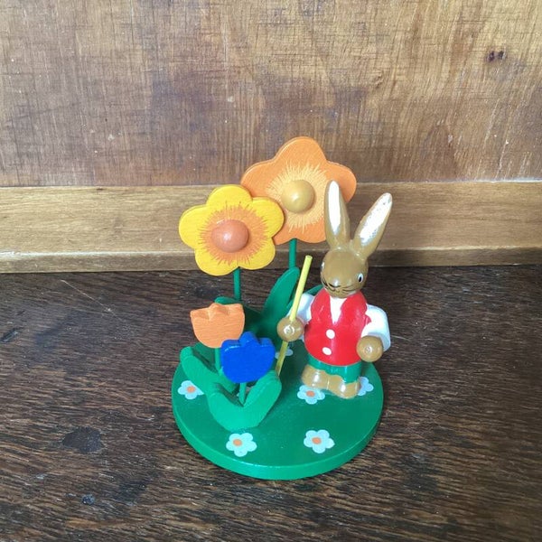 Ertsgebergte haas aan het tuinieren 8 cm hoog