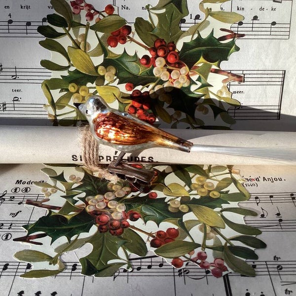 Antieke vogel mooi oranje, op clip 13 cm