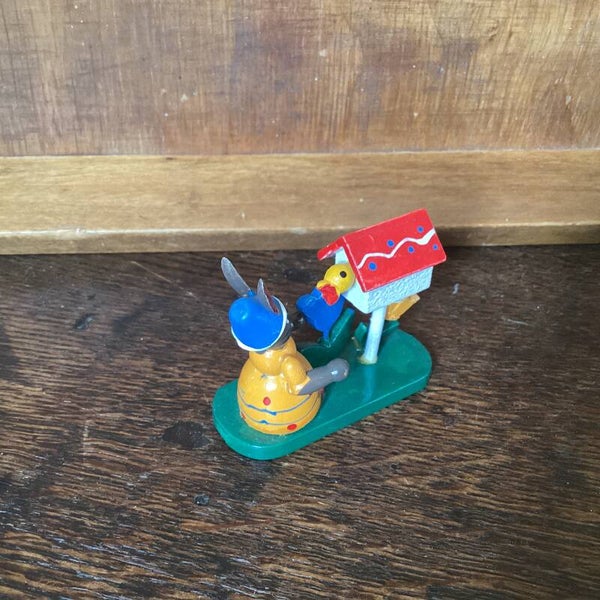 Ertsgebergte haasje die schrikt van vogel uit brievenbus 6 cm hoog