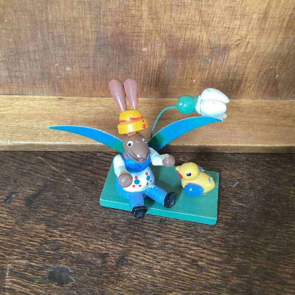 Ertsgebergte haasje met vogeltje en bloem 7 cm hoog