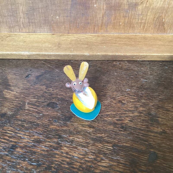 Ertsgebergte haasje wat uit ei komt, 4 cm