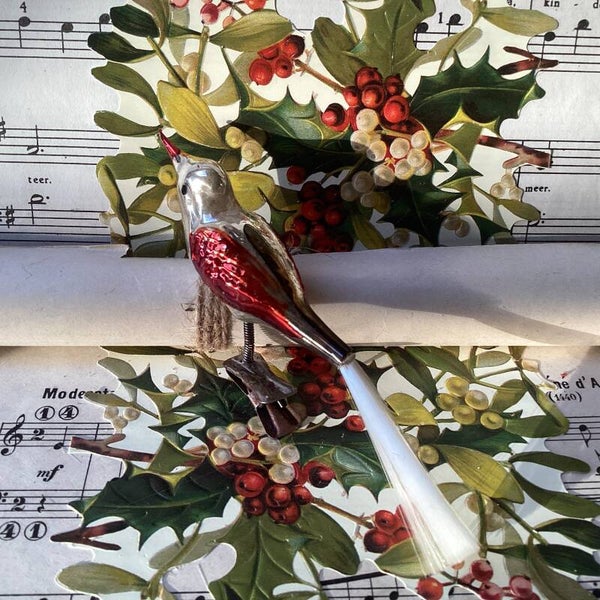 Antieke vogel rood zwart zilver 13 cm op clip met fiberstaart