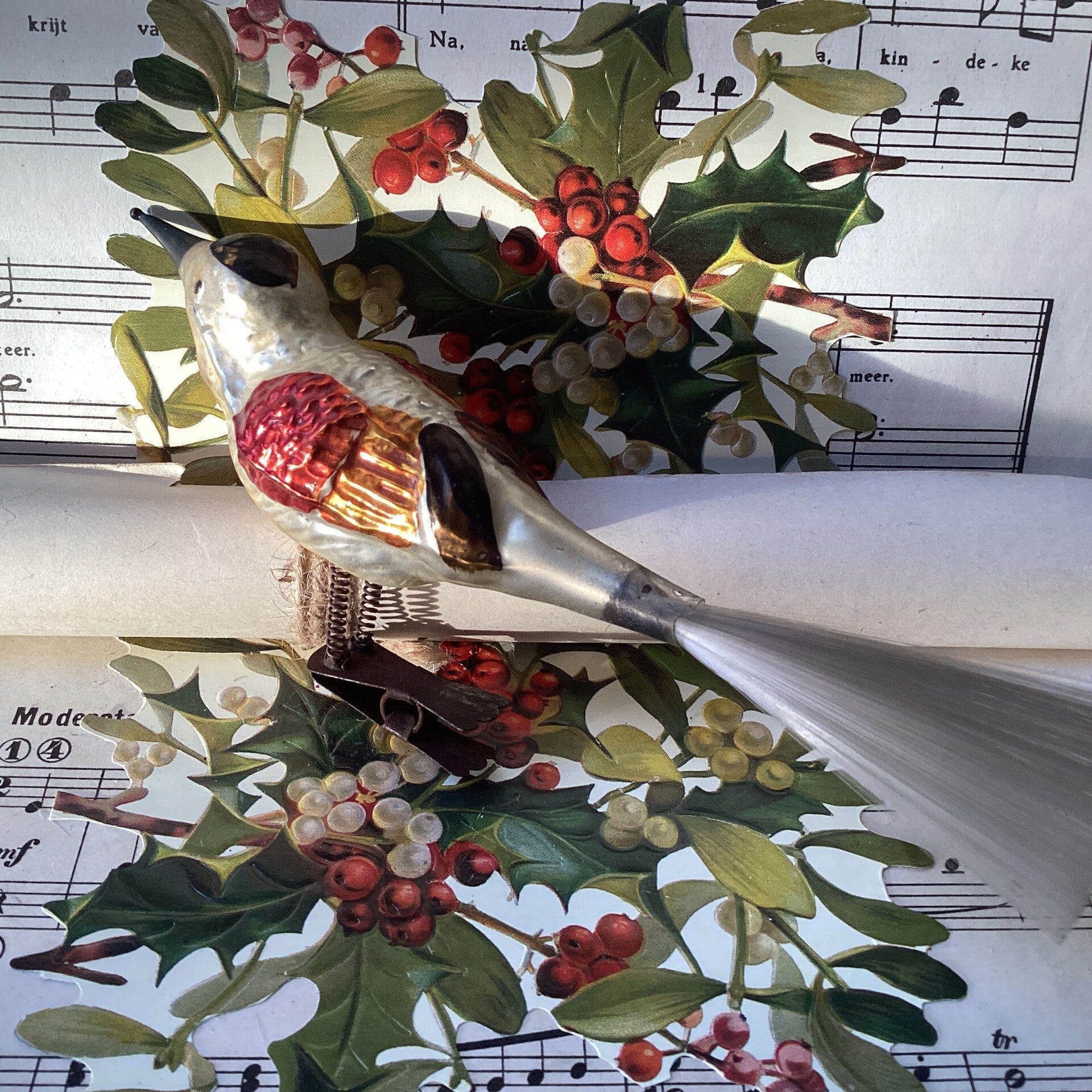 Antiek gewaxte grote vogel oranje rood, dubbele clip, fiberstaart 17 cm