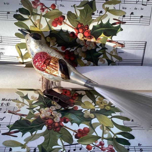 Antiek gewaxte grote vogel oranje rood, dubbele clip, fiberstaart 17 cm