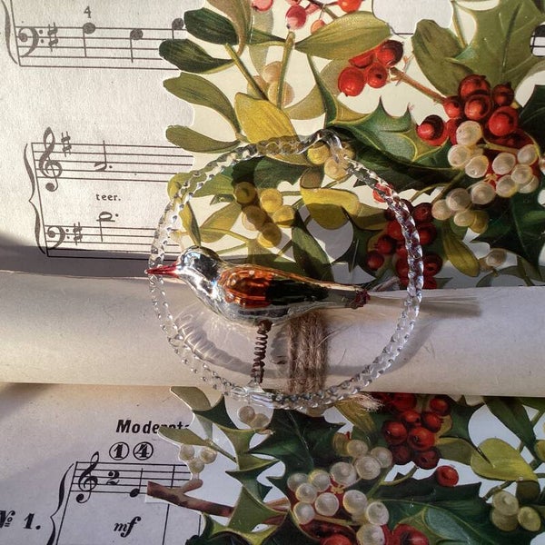 Antiek vogeltje in glazen cirkel, op veer, heel mooi, 9 cm