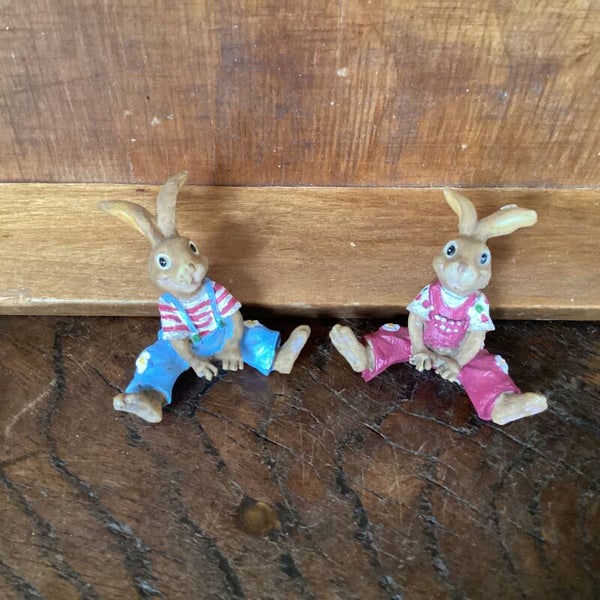 2 schattige haasjes beeldjes 4x4x4 cm