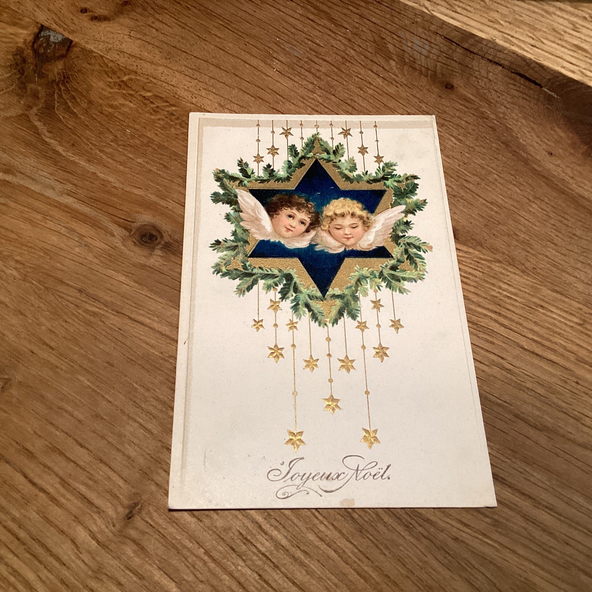 Antieke kerstkaart in reliëf uit 1907 engelen