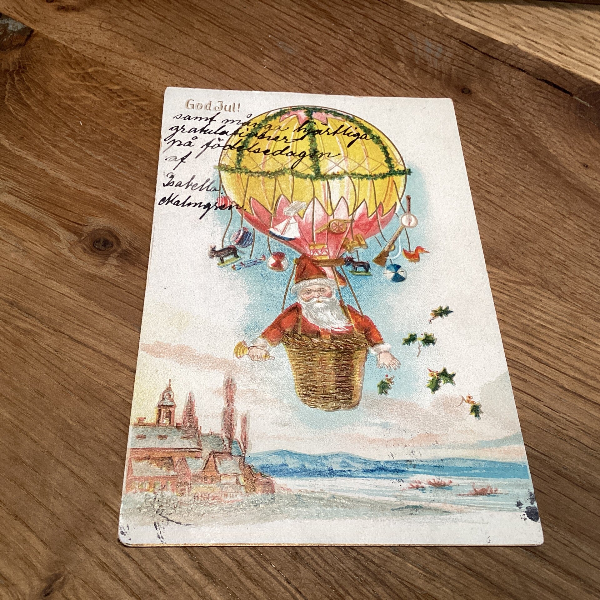 Antieke kerstkaart in reliëf uit zweden God Jul! Kerstman in luchtballon