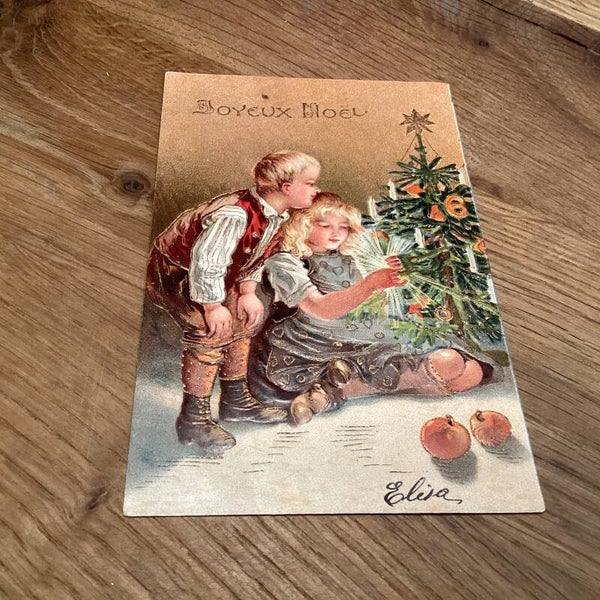 Antieke kerstkaart in reliëf uit 1909, kinderen bij kerstboom goudaccenten