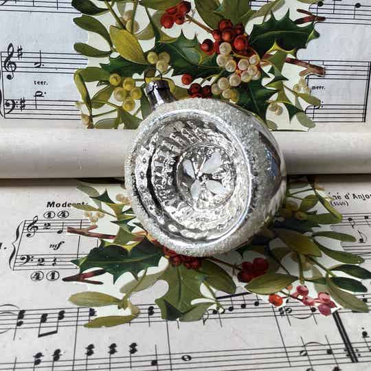 Antieke kerstbal deukbal 6 cm gesuikerde rand, blaadjes in kern