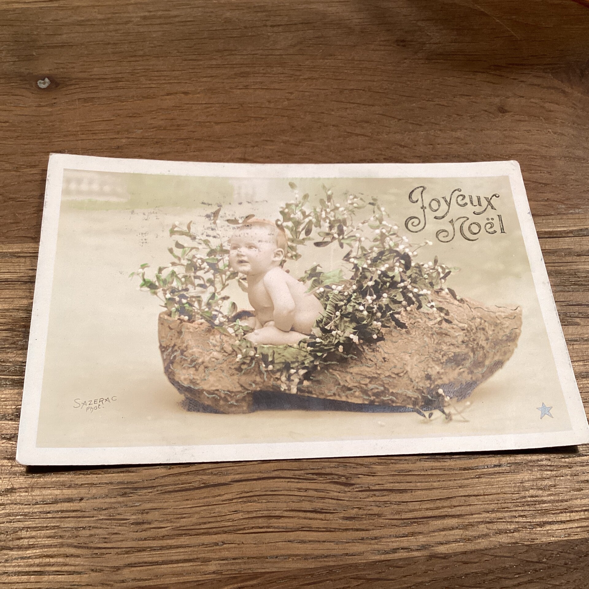Antieke kerstkaart baby in klomp met mistletoe, 1909