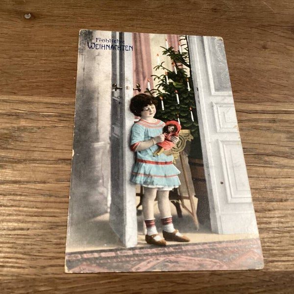 Antieke kerstkaart kind, met pop en kerstboom, 1915