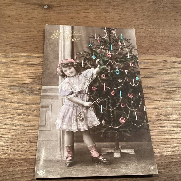 Antieke kerstkaart kind, bij kerstboom, 1909