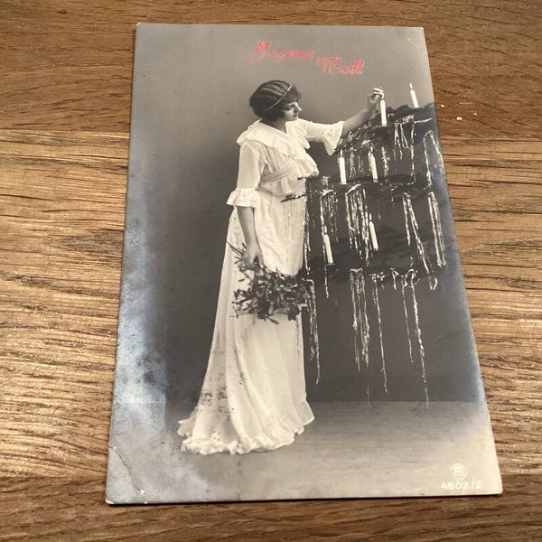 Antieke kerstkaart vrouw met mistletoe bij kerstboom, 1923