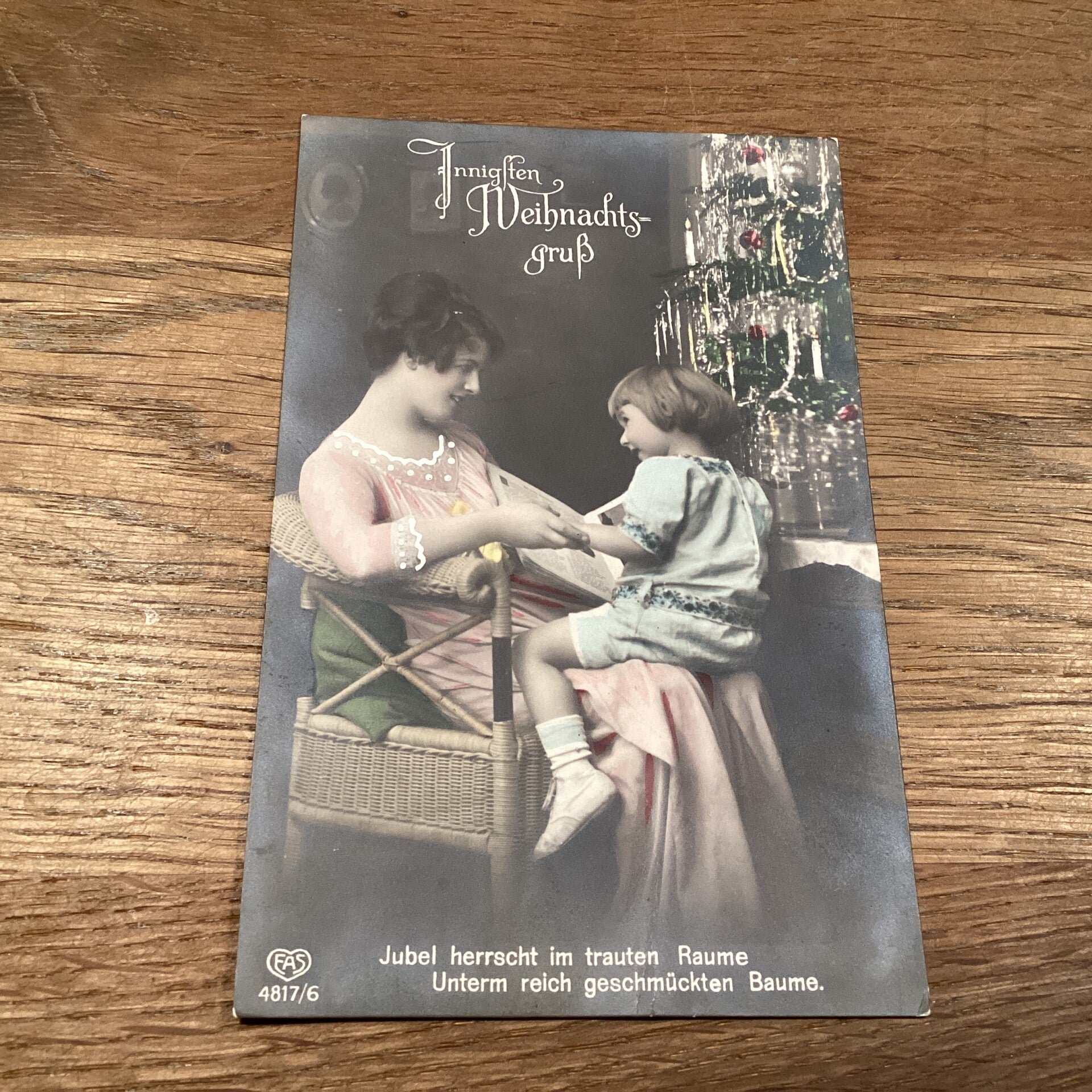 Antieke kerstkaart moeder en kind bij tinsel kerstboom 1909