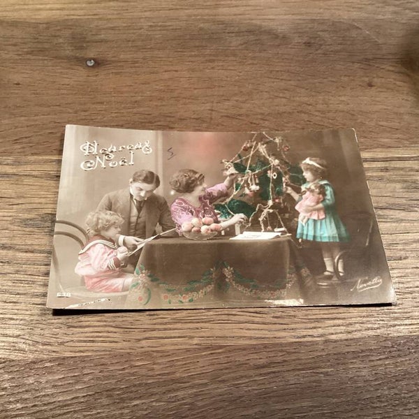 Antieke kerstkaart gezin bij versierde kerstboom, onbeschreven