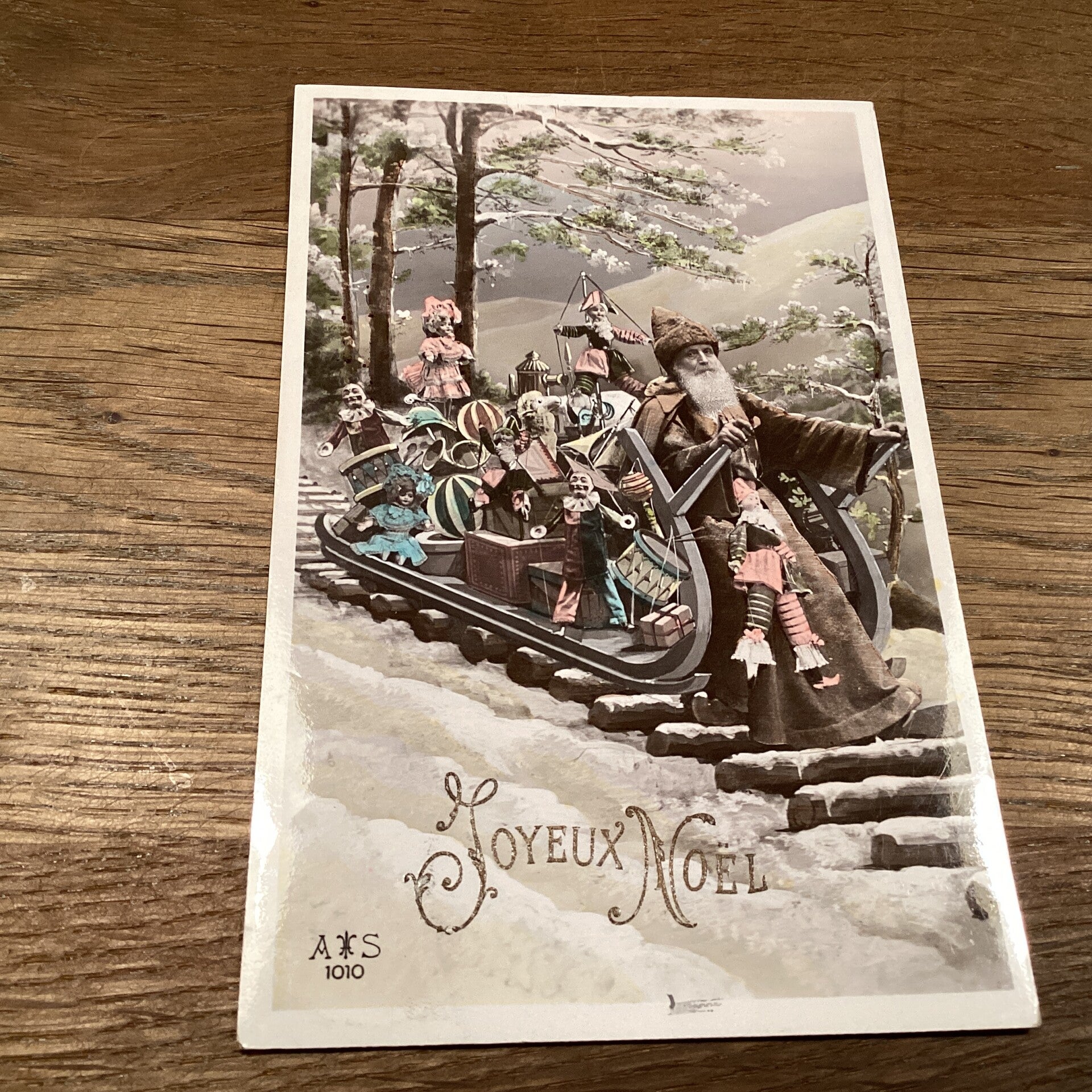 Antieke kerstkaart Kerstman op arreslee met cadeau’s, 1910
