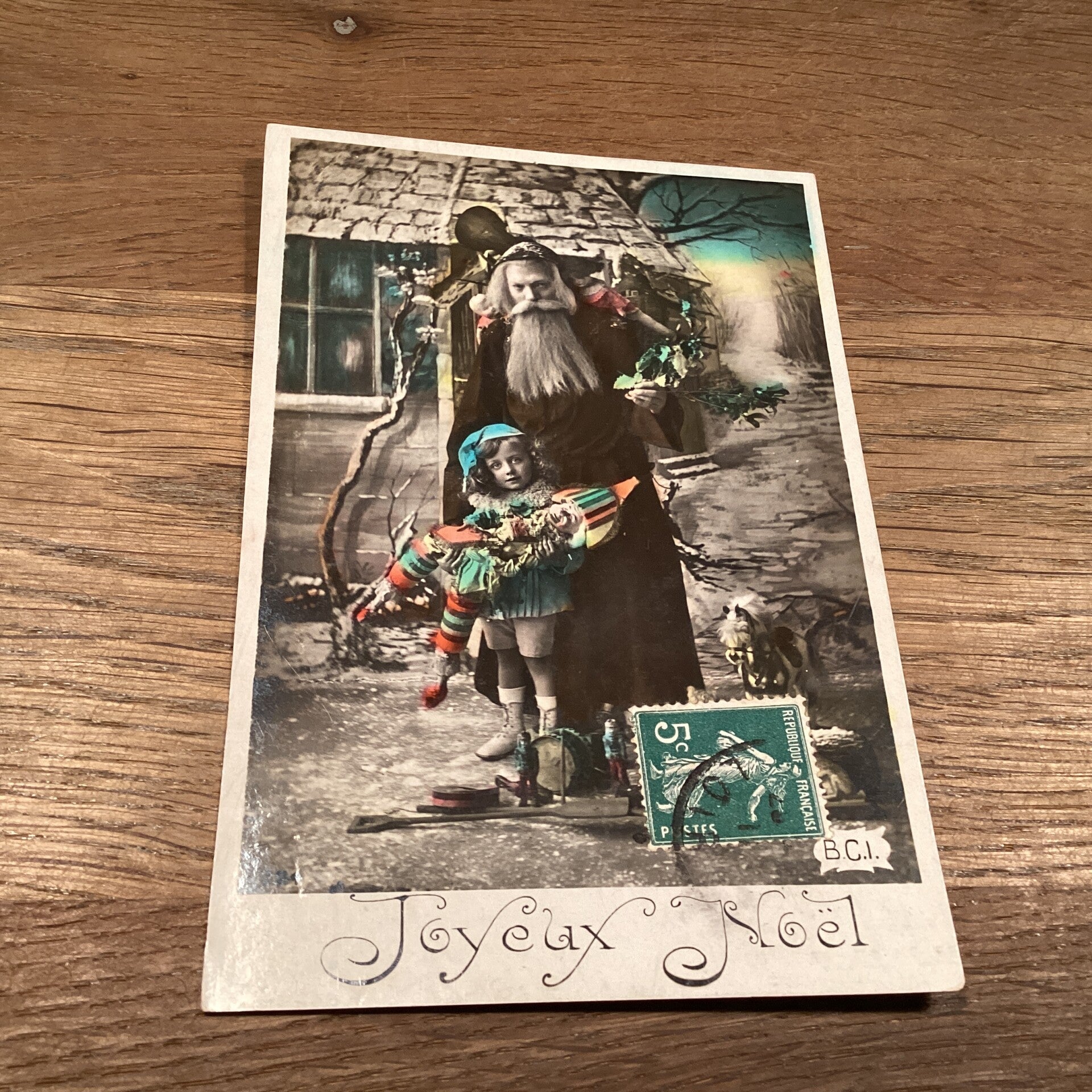 Antieke kerstkaart, kerstman met kind en pop, begin 1900