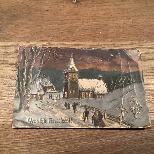 Antieke kerstkaart begin 1900 reliëf, kerk, goudaccenten