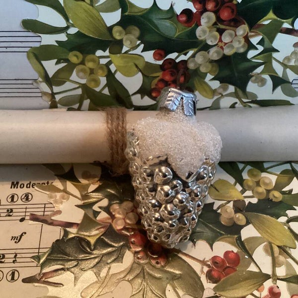 Antieke kerstbal gesuikerde druiventros zilver 6 cm