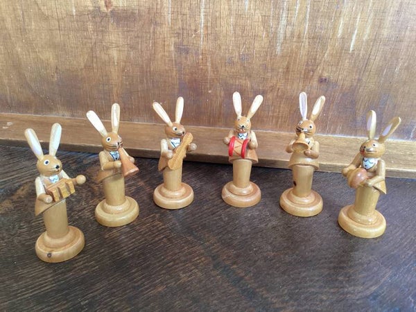 Ertsgebergte orkest van 6 houten haasjes, zo gezellig!