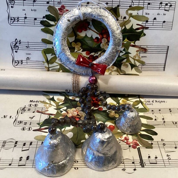 Kerstversiering met 3 klokjes en glazen kralen slingers