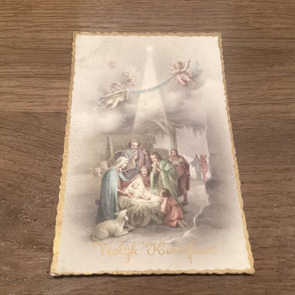 Antieke kerstkaart engelen in kerststal, met gegolfde gouden rand, begin 1900 onbeschreven