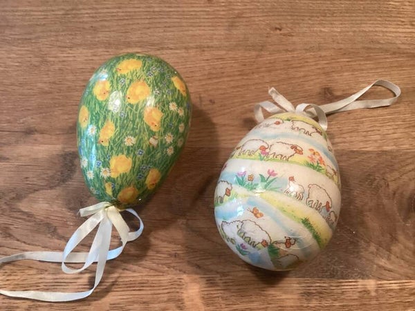 2 papier maché eieren lammetjes en kuikentjes 10 cm met ophanglint