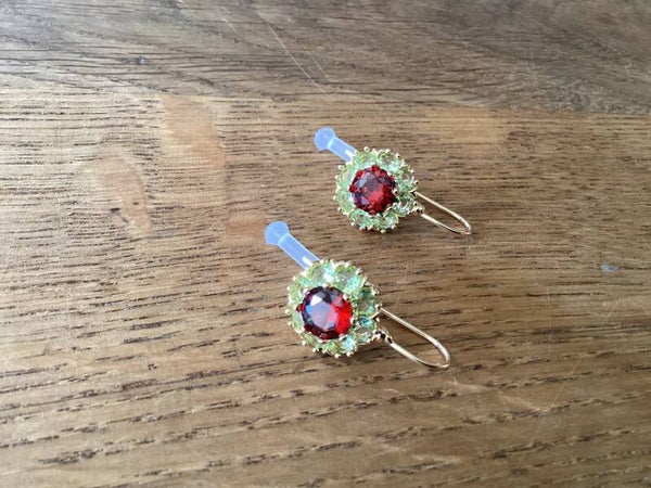 Oorstekers met rood gele steentjes
