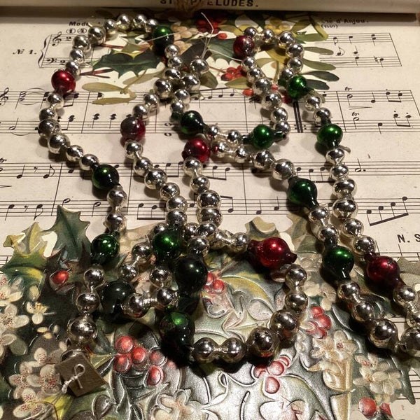 Antieke kerstslinger van glas, groen, rood, zilveren kralen, lengte 1.10 m