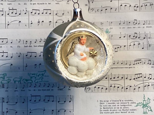 Oude kerstbal deukbal met diorama engel op wolk, 9 cm