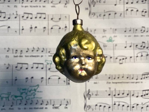 Oud vintage engelachtig meisjesgezichtje 6 cm