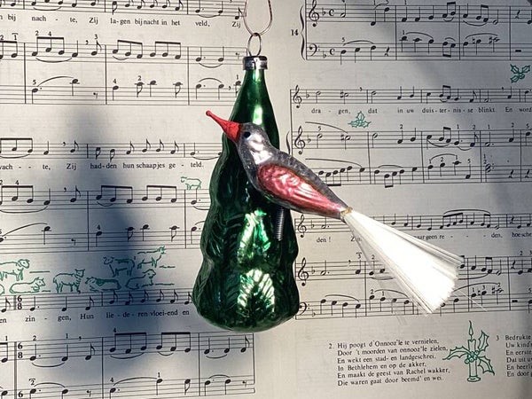 Oude kerstbal vogel met fiberstaart op kerstboom, hoogte 11 cm