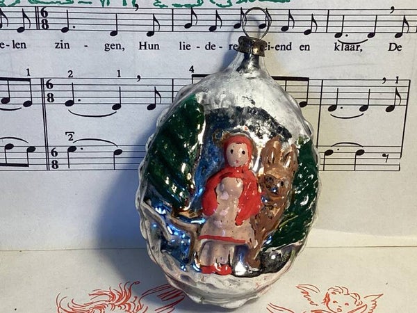 Oude kerstbal met roodkapje en de boze wolf, andere zijde huisje 9x5x5 cm
