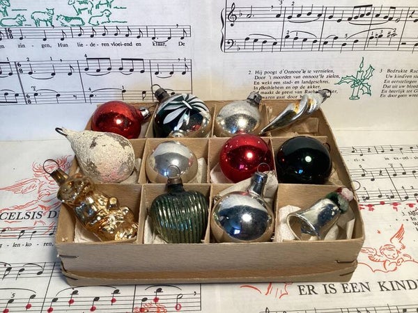 Verzameldoos nr. 24. met kleine oude feathertree kerstbalfiguren 3-4 cm