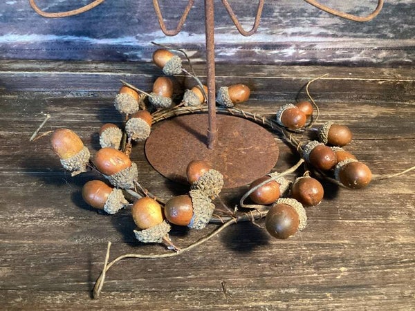 Mooie krans met eikeltjes, diam. ring 12 cm, totale breedte 22 cm
