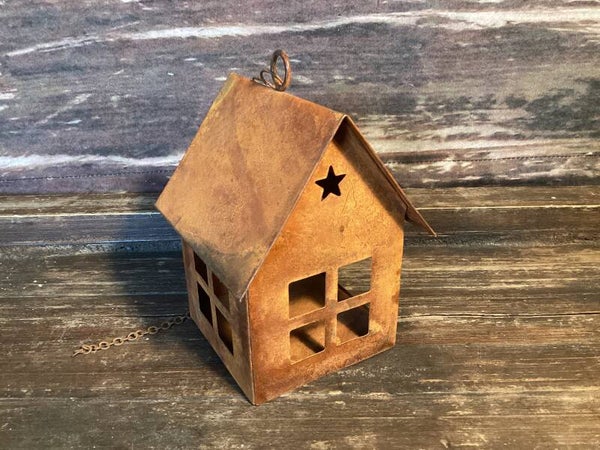 Roestig huisje aan ketting, 11 cm, leuk voor een waxinelichtje