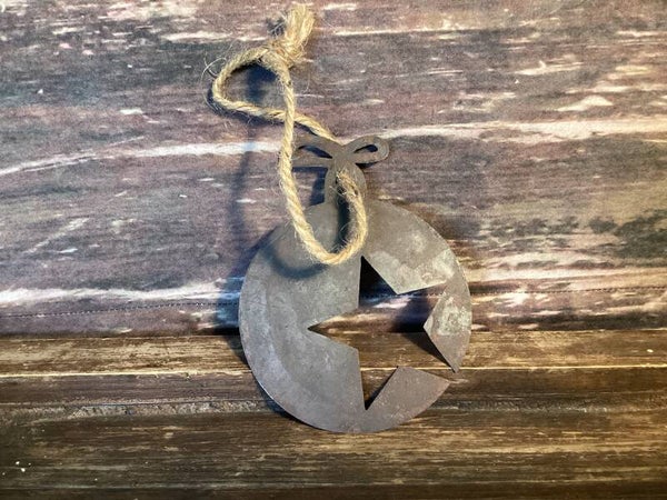 Roestige kerstbal aan sisaltouw, 10 cm