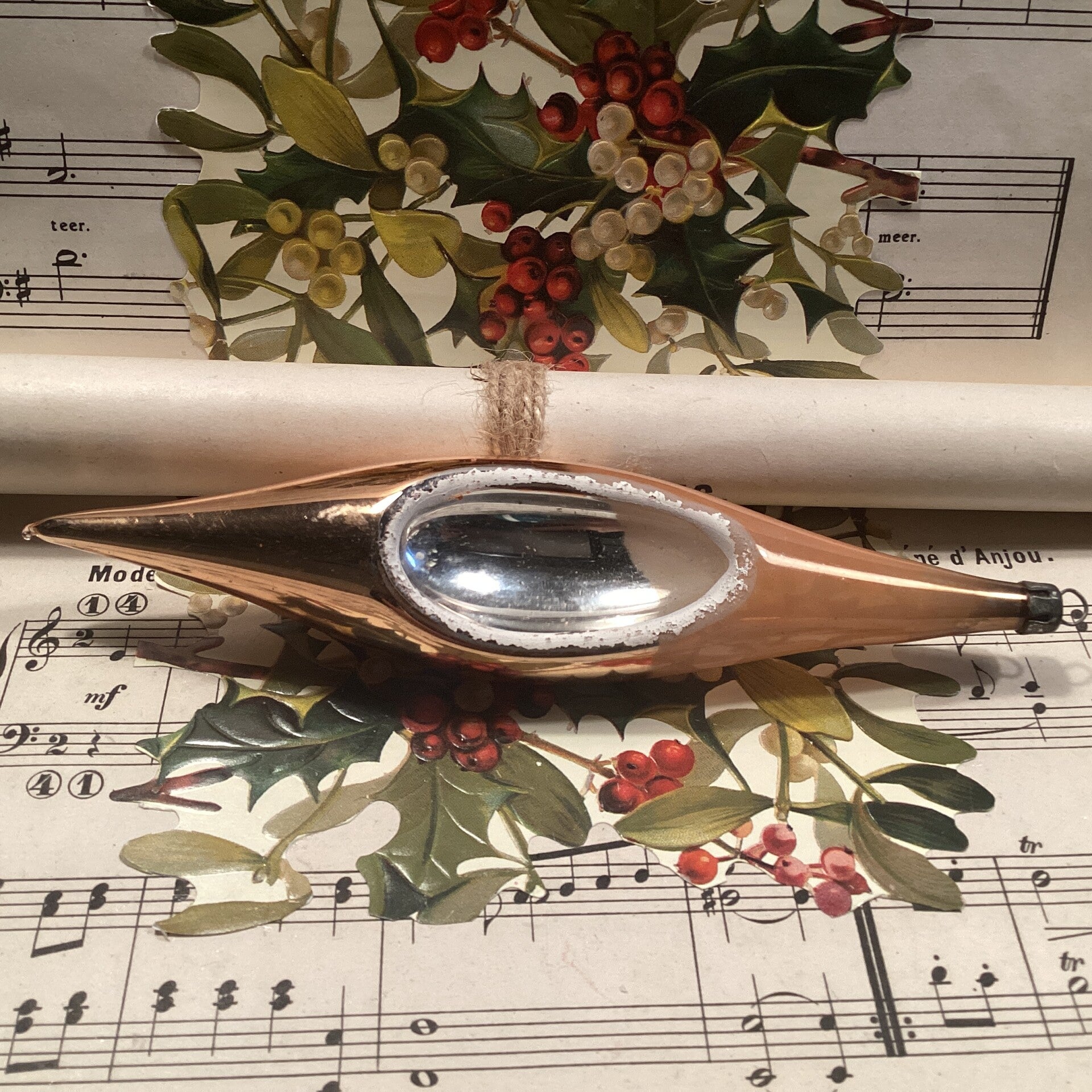 Antieke deukbal pegel zalmkleurig, 2 deuken weerszijden, 16 cm