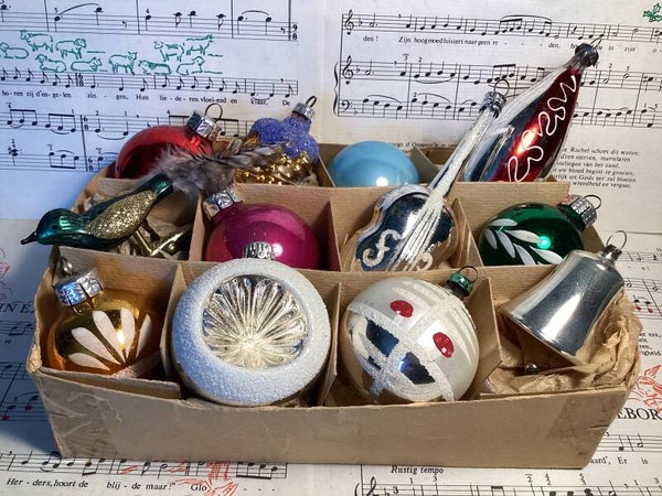 Verzameldoos nr. 13. Met gekleurde kerstballen en figuren