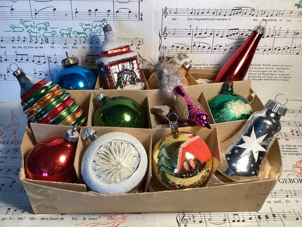 Verzameldoos nr. 19. Met gekleurde glazen kerstbalfiguren