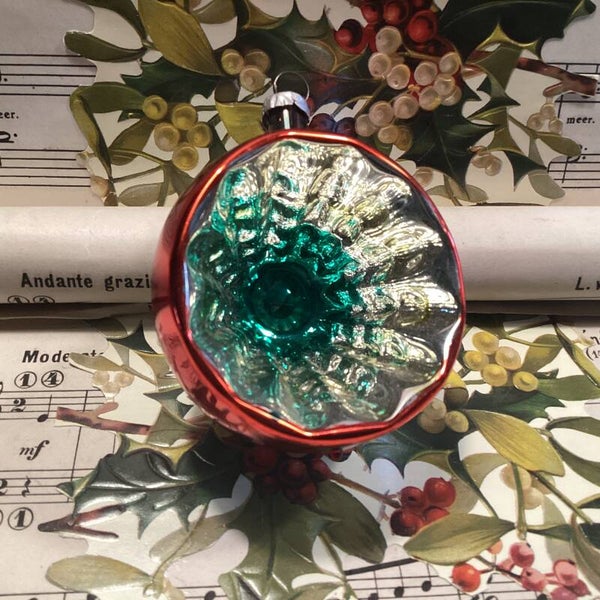 Antieke deukbal brede rode rand, groene kern, 7 cm