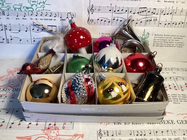 Verzameldoos nr. 21. met glazen gekleurde kerstbalfiguren