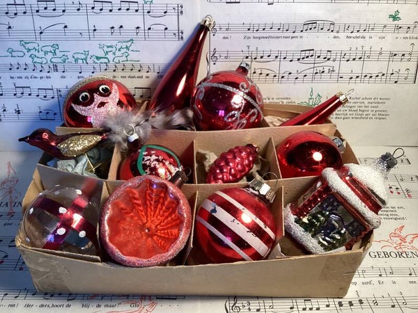 Verzameldoos nr. 28. met 12 rood glazen kerstbalfiguren