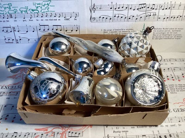 Verzameldoos nr. 29. Met zilveren glazen kerstbalfiguren 4-7 cm