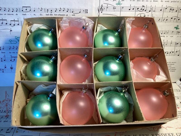 Verzameldoos nr. 50 met glazen mintgroen en roze kerstballen diam.5 cm
