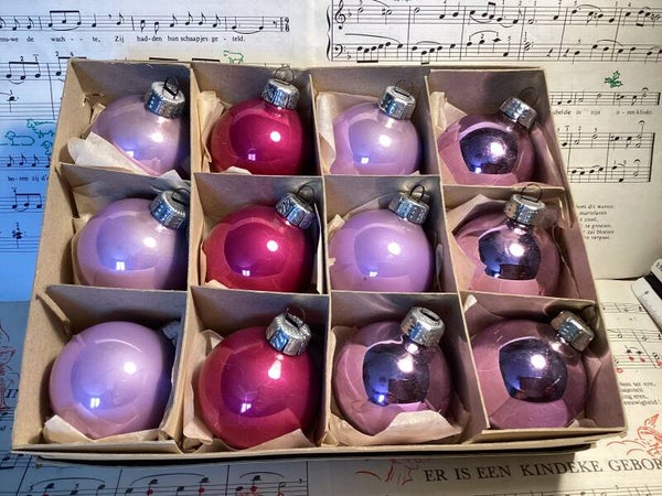 Verzameldoos nr. 51. Met 12 paars glazen kerstballen diam 5 cm