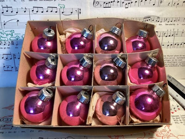 Verzameldoos nr. 48. Met roze glazen kerstballen 3,5 cm diam.