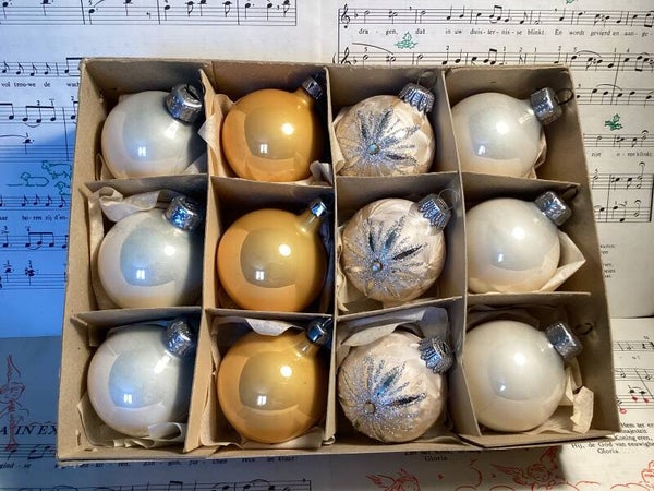 Verzameldoos nr. 47. Met 12 parelmoer en goudgele kerstballen